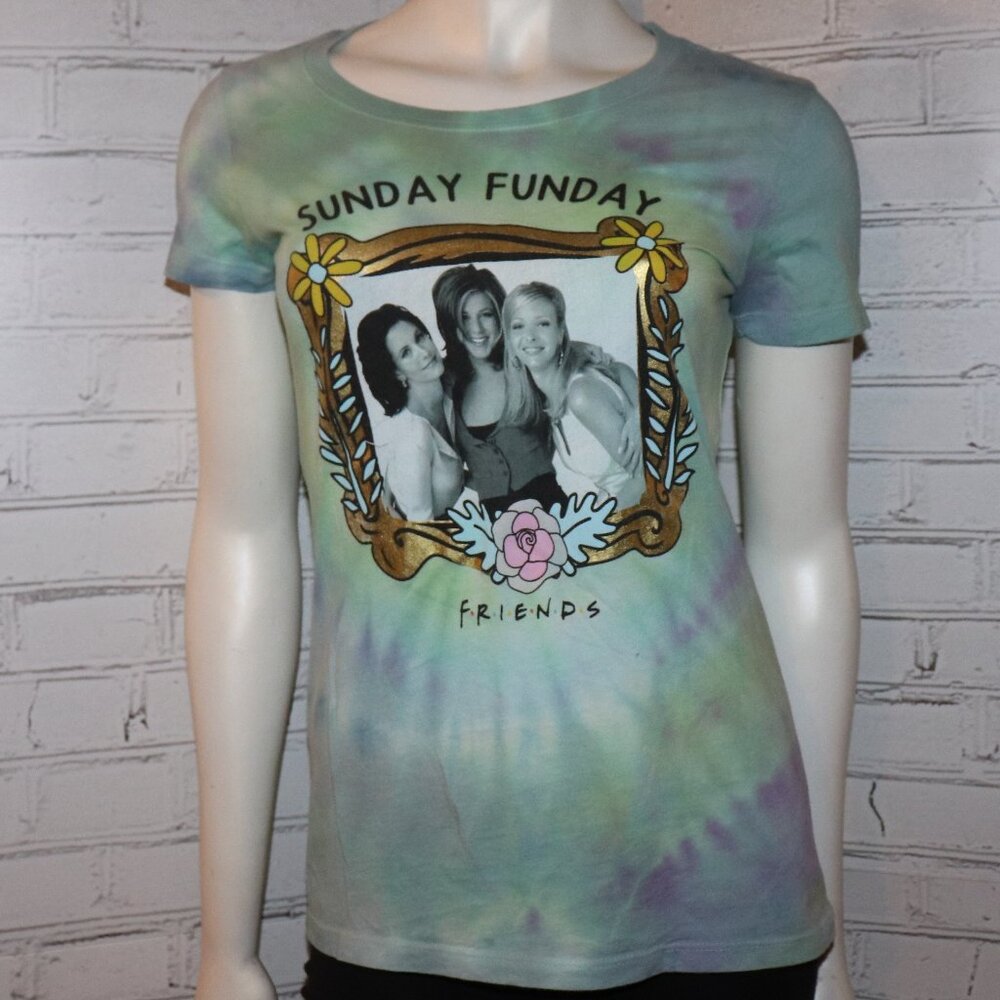 📺☕ FRIENDS “Sunday Funday” Tee · Size M · Cozy & Iconic